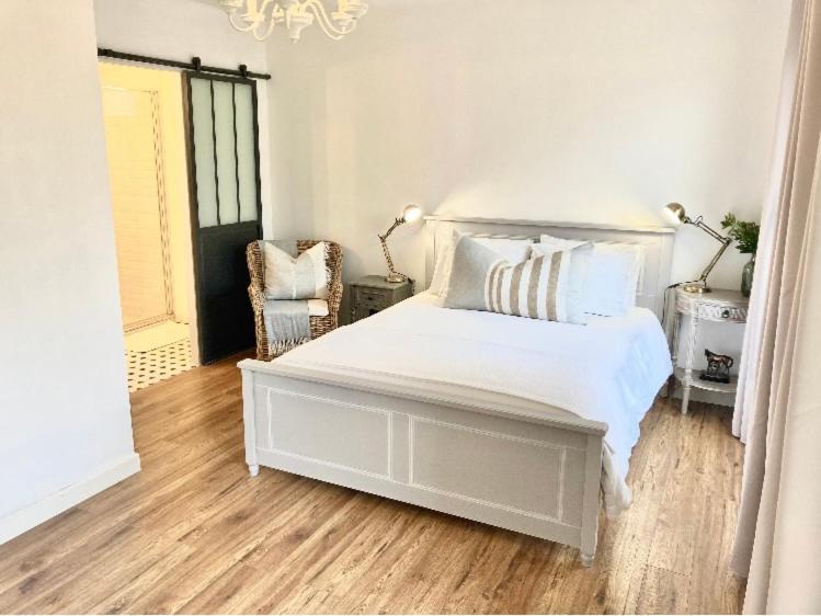 Stunning Bedroom Overlooking The Charente Bourg-Charente Bagian luar foto