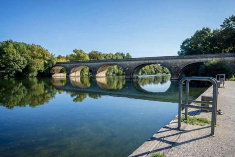 Stunning Bedroom Overlooking The Charente Bourg-Charente Bagian luar foto